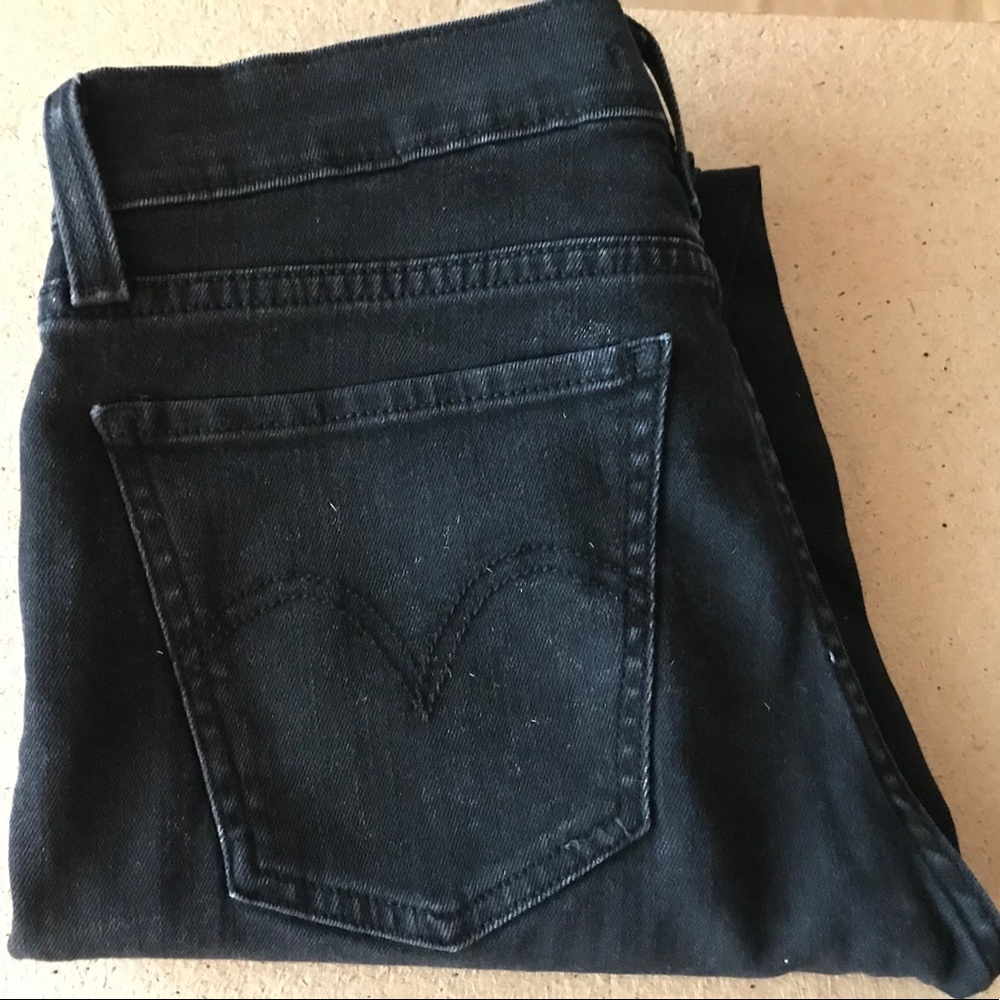 Levi black denim size28 skinny jean
